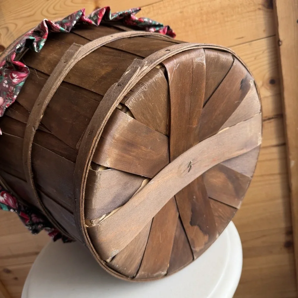 Vtg Half Bushel Floral Wooden Heart Lidded Basket Sewing Picnic Cottage‎ Granny